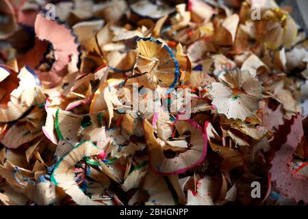 Matita colorata affilatura / trucioli in uno studio di artisti a Londra, Regno Unito. Foto Stock