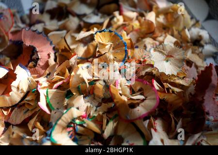 Matita colorata affilatura / trucioli in uno studio di artisti a Londra, Regno Unito. Foto Stock