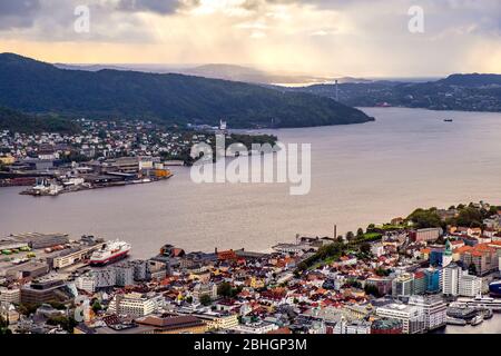 Bergen, Hordaland / Norvegia - 2019/09/03: Vista panoramica della città con il porto di Bergen Vagen - Bergen Havn - e storico quartiere storico di Bryggen Foto Stock