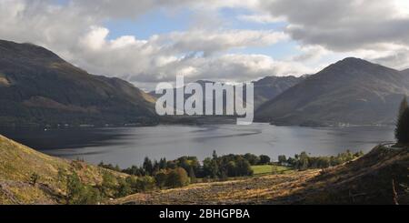 Vista dal Passo Ratagan, MAM Ratagan, di Loch Duich e le Suore di Kintail, Highlands scozzesi, panorama alle 2:1 Foto Stock