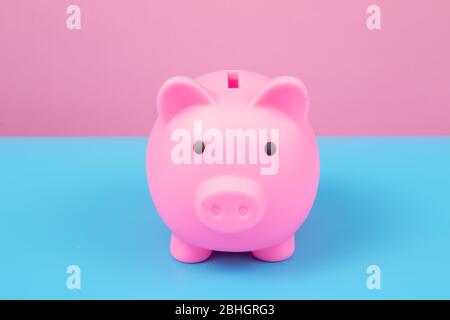 Piggy banca rosa su sfondo armonia. Foto Stock