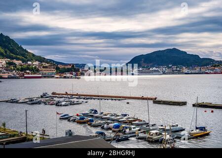 Bergen, Hordaland / Norvegia - 2019/09/06: Vista panoramica del porto di Bergen - Bergen Havn - con le navi, gli yacht e le colline di Bergen sullo sfondo Foto Stock