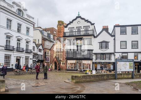 Cattedrale chiusa, Exeter, visto nel 2016, tra cui, a sinistra, parte del Royal Clarence Hotel, danneggiato dal fuoco nel mese di ottobre 2016. Exeter, Devon, Inghilterra Regno Unito Foto Stock