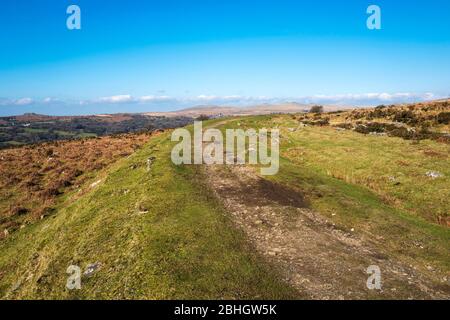 Il percorso intorno a King's Tor, parte dell'ex Ferrovia di Princetown, ora un popolare percorso a piedi. Dartmoor, Devon, Inghilterra, Regno Unito. Foto Stock