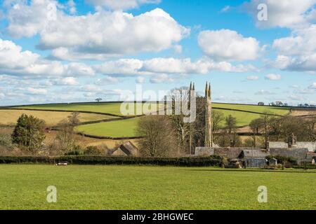 L'imponente torre ovest della chiesa di Sant'Andrea domina il villaggio di Sampford Courtenay, Devon, Inghilterra, Regno Unito. Foto Stock