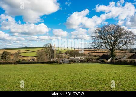 L'imponente torre ovest della chiesa di Sant'Andrea domina il villaggio di Sampford Courtenay, Devon, Inghilterra, Regno Unito. Foto Stock