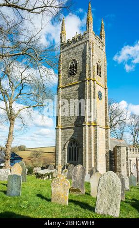 L'imponente torre ovest della chiesa di Sant'Andrea domina il villaggio di Sampford Courtenay, Devon, Inghilterra, Regno Unito. Foto Stock