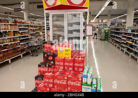 Australian supermercato interno coca cola bevande in scatole rosse in esposizione e in vendita, Sydney, Australia Foto Stock