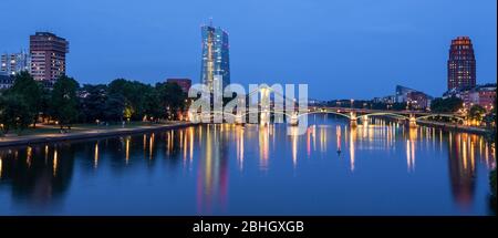 Lo skyline di Francoforte al tramonto mostra il ponte Ignatz Bubis attraverso il fiume meno. Foto Stock