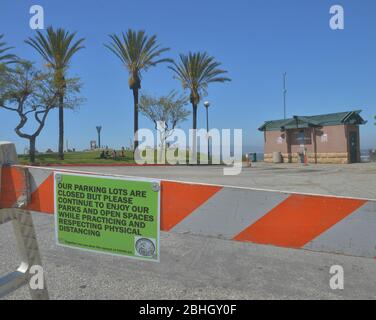 Los Angeles, Stati Uniti. 26 aprile 2020. Un cartello informa i visitatori che il parcheggio non è stato consentito a causa della crisi COVID-19 in un parco vicino a Signal Hill a Long Beach, California, sabato 25 aprile 2020. Il Long Beach Oil Field, che ha avuto la più alta produzione di petrolio al mondo per acro entro la metà del ventesimo secolo. Centinaia di aziende e di individui si sono arricchiti di leasing minuti, alcune località così vicine che gambe derrick si sono sovrapposte. Nuovi alloggi e negozi sono ora in fase di costruzione tra i pozzi d'olio in funzione. Foto di Jim Ruymen/UPI Credit: UPI/Alamy Live News Foto Stock