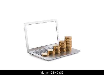 Monete in aumento sul laptop isolato su sfondo bianco Foto Stock