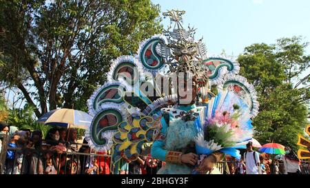 Pekalongan / Indonesia - 6 ottobre 2019: Belle donne partecipano indossando costumi unici al carnevale batik Pekalongan Foto Stock