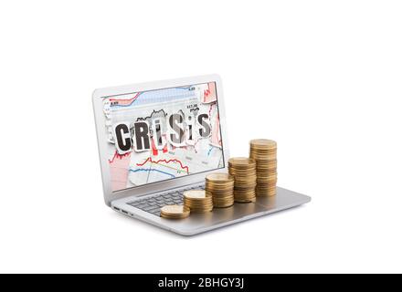 Profitto durante la crisi. Monete in aumento sul laptop con la parola crisi sullo schermo isolato su sfondo bianco Foto Stock