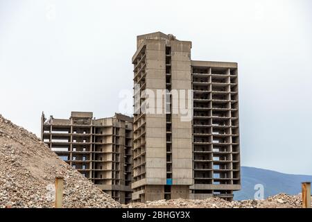 Implode di costruzione, dopo serie di esplosioni. Foto Stock