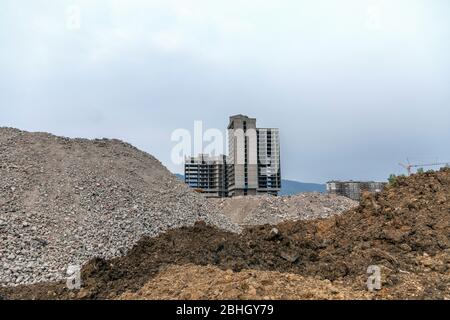 Implode di costruzione, dopo serie di esplosioni. Foto Stock