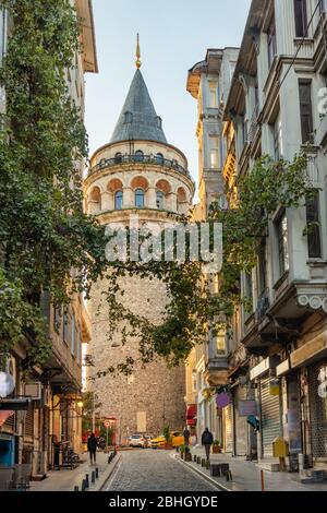 Vista sulla strada alla Torre Galata nella Città Vecchia di Istanbul, Turchia Foto Stock