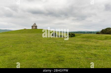 "The Pimple", un punto di riferimento su Whitchurch Down, è l'ingresso di un ex serbatoio dell'acqua, progettato da Sir Edwin Lutyens. Whitchurch, Devon, Inghilterra, Regno Unito Foto Stock