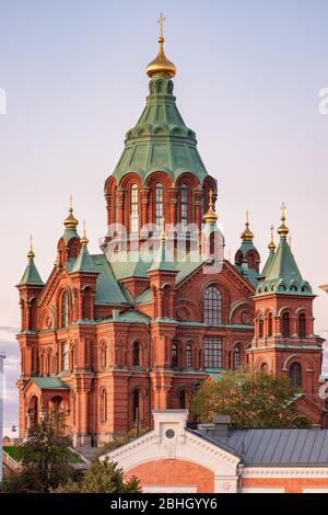 Cattedrale di Uspenski al tramonto a Helsinki, Finlandia Foto Stock