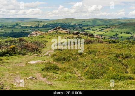 Avvicinandosi a Tunhill Rocks, con una vista panoramica su Widecombe vale, Dartmoor National Park, Devon, Inghilterra, Regno Unito. Foto Stock