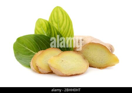 Lo zenzero e tagliare fette di zenzero su tavola Foto Stock