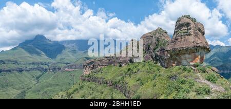 Vista panoramica del casco Policemans nel Drakensberg Foto Stock