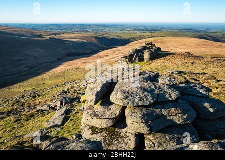 Due affioramenti di granito sul Black Tor, sopra la West Okement River Valley, a nord di Dartmoor, Devon, Inghilterra, Regno Unito. Foto Stock