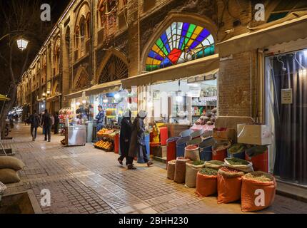 Fila di negozi in via Zand Walk a Shiraz, provincia di Fars, Iran, Persia, Medio Oriente Foto Stock