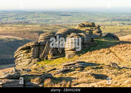 Affioramento di granito che mostra giunture orizzontali su Black Tor, sopra la West Okement River Valley, nord Dartmoor, Devon, Inghilterra, Regno Unito. Foto Stock