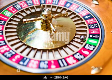 Tema del casinò. Immagine della roulette del casinò, gioco del poker. Il tamburo dalla roulette. Che il nostro gioco di vita. Roulette di lusso in un casinò. Roulette e la ba Foto Stock