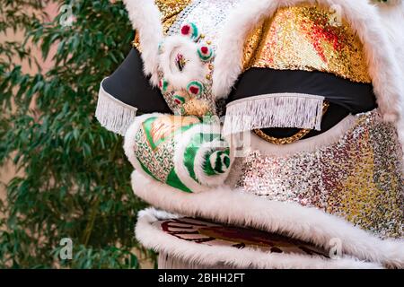 Marionetta cinese con volto di leone splendidamente decorata preparata per la danza del leone durante il Capodanno cinese Foto Stock