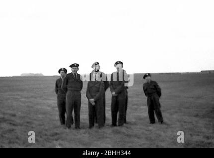 Un gruppo di cadetti d'aria guarda uno spettacolo aereo in Lancashire, Inghilterra, Regno Unito, all'inizio degli anni '70. Foto Stock