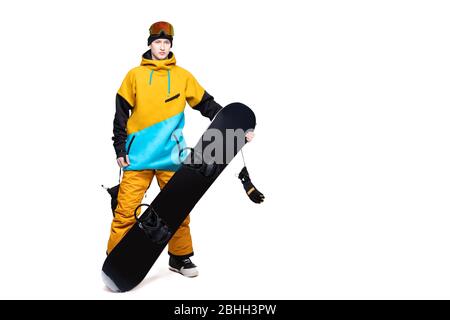 Snowboarder maschio tiene snowboard su sfondo bianco isolato Foto Stock