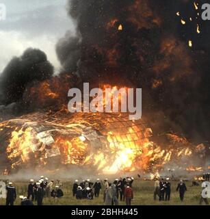 LA HINDENBURG - 1975 produzione universale / Filmmakers Hindenburg disastro. Un aereo passeggeri tedesco LZ 129 Hindenburg ha preso fuoco e è stato distrutto nel tentativo di attraccare presso la Stazione aerea navale Lakehurst, 6 maggio 1937Hindenburg disastro. Un aereo passeggeri tedesco LZ 129 Hindenburg ha preso fuoco e è stato distrutto nel tentativo di attraccare alla Stazione aerea Navale Lakehurst, 6 maggio 1937 Foto Stock