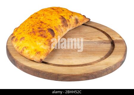 gustosa pizza fatta in casa con calzone su un piatto bianco. cucina italiana isolata su sfondo bianco. vista laterale Foto Stock