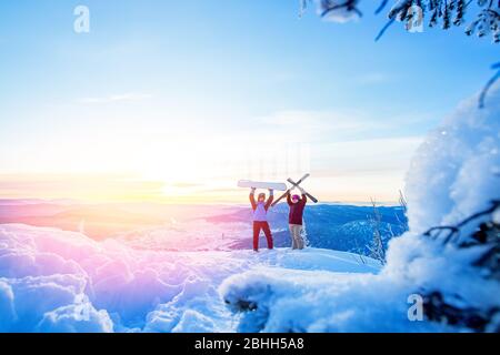 Due amici attivi snowboarder e sciatore in piedi sulla cima della montagna cielo blu alba. Concept stazione sciistica foresta invernale Foto Stock