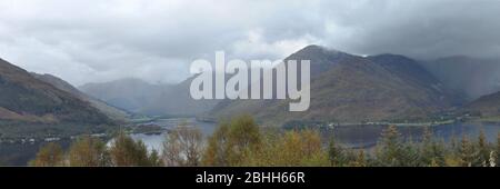 Vista dal Passo Ratagan, MAM Ratagan, di Loch Duich e le Suore di Kintail, Scottish Highlands 3:1 Panorama Foto Stock