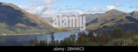 Vista dal Passo Ratagan, MAM Ratagan, di Loch Duich e le Suore di Kintail, Scottish Highlands 3:1 Panorama Foto Stock