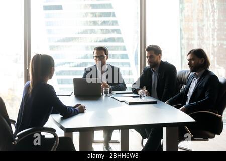 Tre responsabili di ore sicuri che tengono il colloquio di lavoro con il candidato Foto Stock