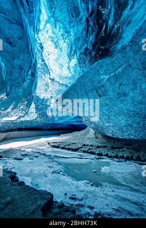 Grotta di ghiaccio sotto il ghiacciaio Jokulsarlon nell'Islanda meridionale. Foto Stock
