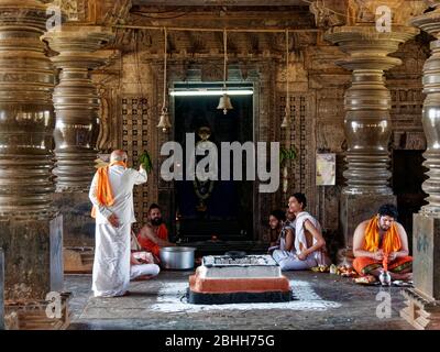 Grande mahamantapa aperta (sala principale) con ingresso a tre lati nel tempio Kaitabheshvara Foto Stock