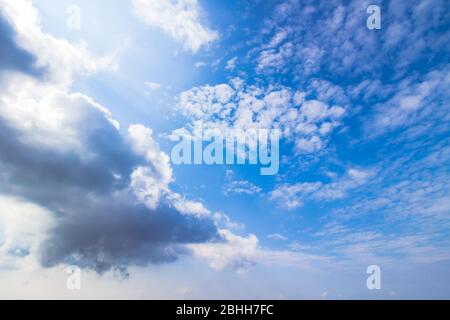 il sole nuvoloso in una giornata estiva. bella previsioni del sole. formazione dinamica nuvola sul cielo blu Foto Stock