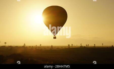 Mongolfiera all'alba di fronte alle montagne dell'Atlante vicino a Marrakech Foto Stock