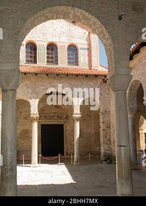 Cortile della Basilica di Eufrasio, che si trova nel centro storico di Porec, vicino alla costa del mare. Foto Stock