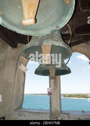 Vista sul mare dal campanile della Basilica di Eufrasio, che si trova nella Città Vecchia di Porec, vicino alla costa del mare. Foto Stock
