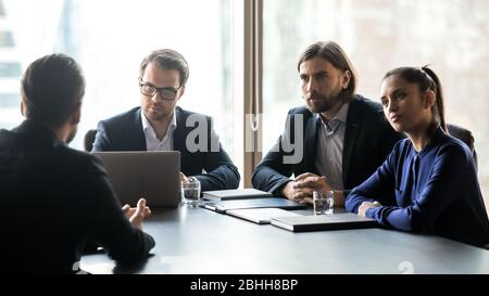 Tre responsabili attenti di ora che ascoltano il candidato su intervista Foto Stock