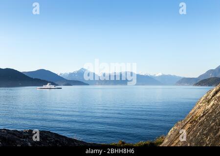 VANCOUVER OVEST, BC, CANADA - 18 MARZO 2020: Traghetto BC che viaggia attraverso Howe Sound. Foto Stock