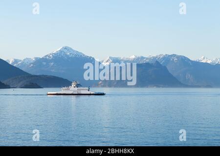 VANCOUVER OVEST, BC, CANADA - 18 MARZO 2020: Traghetto BC che viaggia attraverso Howe Sound. Foto Stock