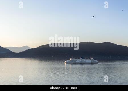 VANCOUVER OVEST, BC, CANADA - 18 MARZO 2020: Traghetto BC che viaggia attraverso Howe Sound. Foto Stock