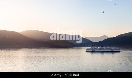 Traghetto BC che viaggia attraverso Howe Sound al tramonto come visto dal parco Whytecliff. Foto Stock