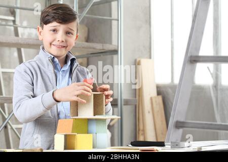 Bambini felici che giocano a costruire una casa con modelli di costruzione in cantiere. Casa acquistare e costruire obiettivo concetto Foto Stock